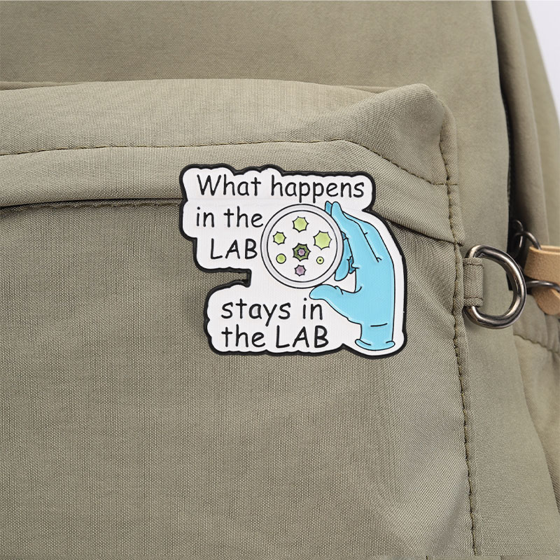 研究室で起こる出来事 エナメルピン 面白い医学科学ユーモアブ - Medical Lab Humor のレビューと価格